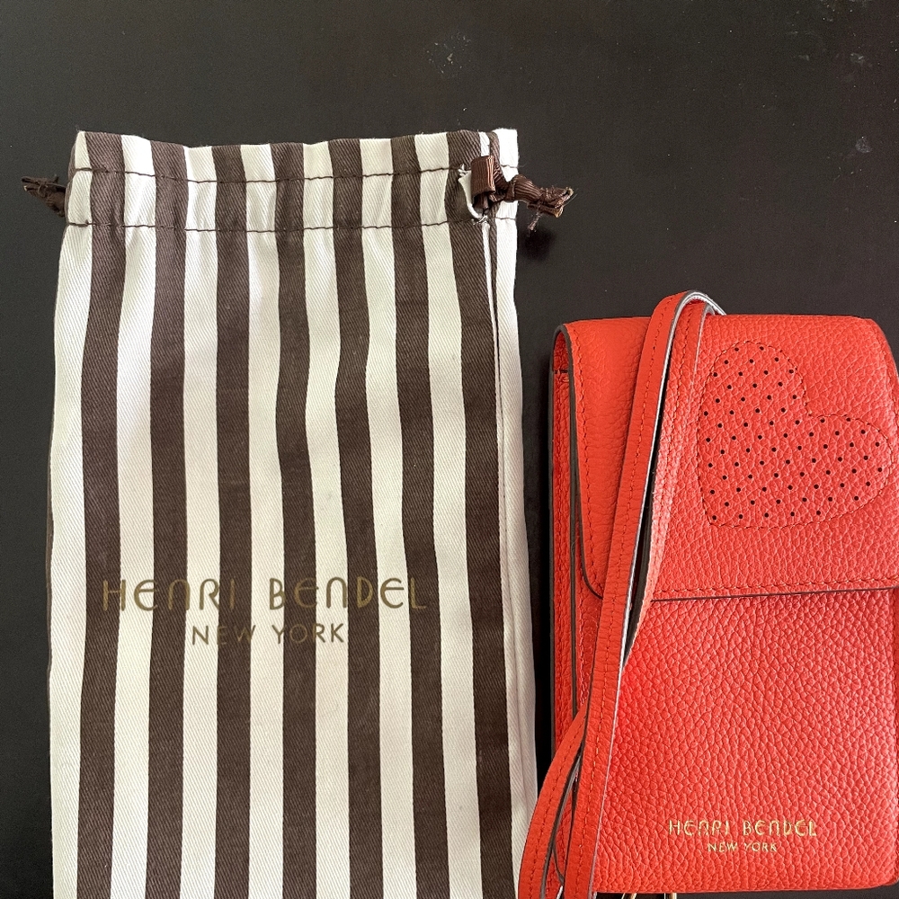 Henri Bendel Phone Pouch. Comes with Henri Bendel Cloth Pouch.